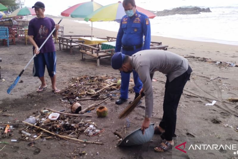 Bangkitkan kembali wisata Sukabumi, anggota Polair bersih-bersih pantai Palabuhanratu
