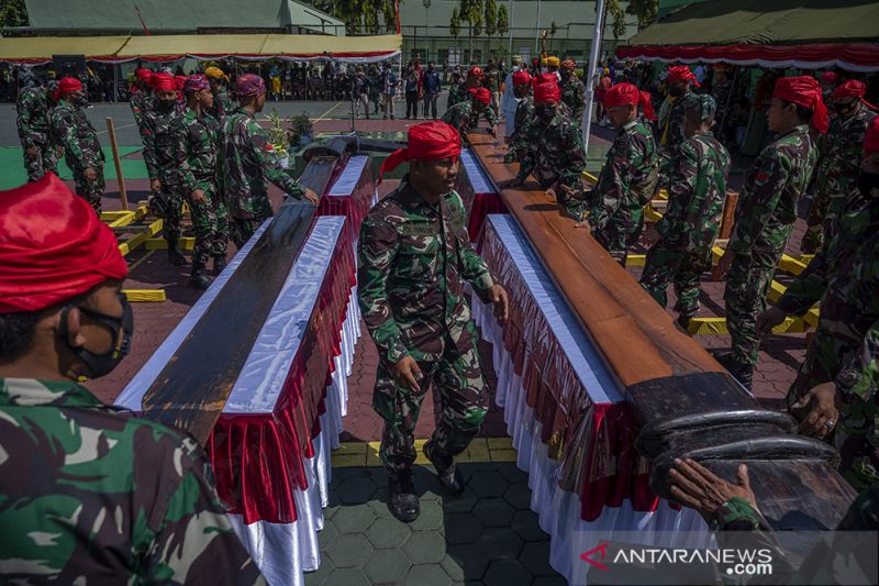 Guma Raksasa Sepanjang 7,7 Meter Dikirab