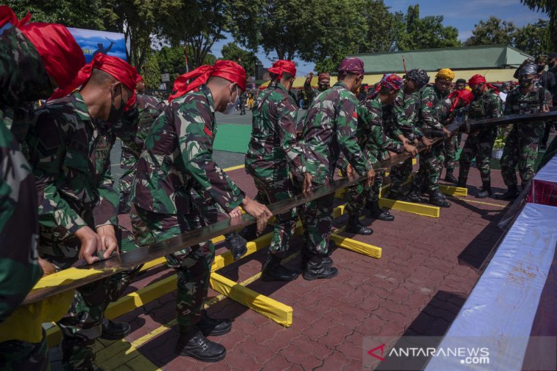 Guma Raksasa Sepanjang 7,7 Meter Dikirab