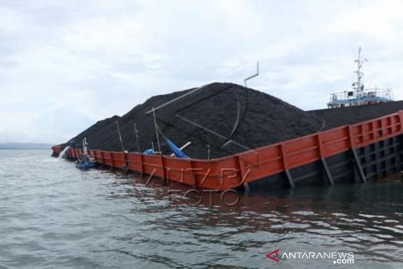 Kebocoran Kapal Tongkang Pengangkut Batu Bara