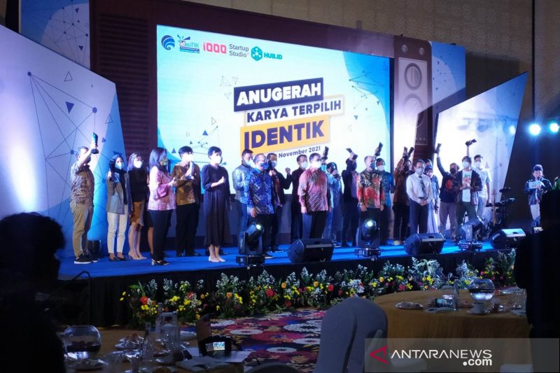 Kominfo beri anugerah 18 start up karya anak bangsa pada ajang IdenTIK di Bandung