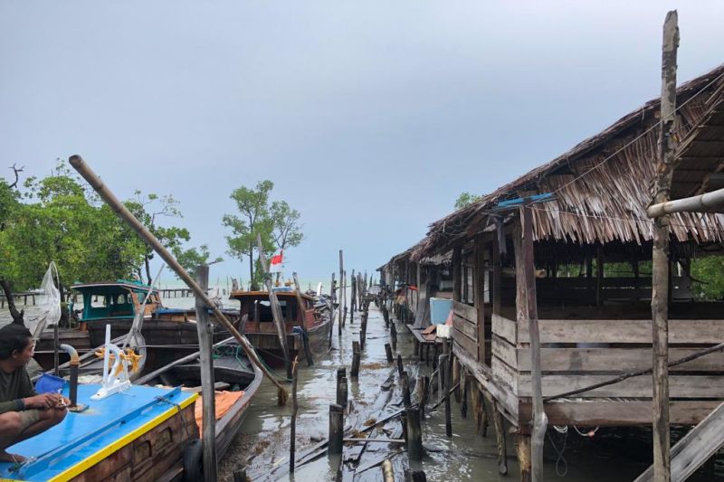 Tambatan perahu Pulau Lalang roboh diterjang badai