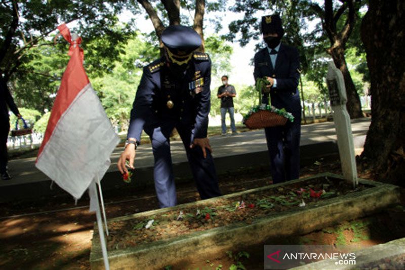 Tabur bunga peringati Hari Pahlawan di Makassar