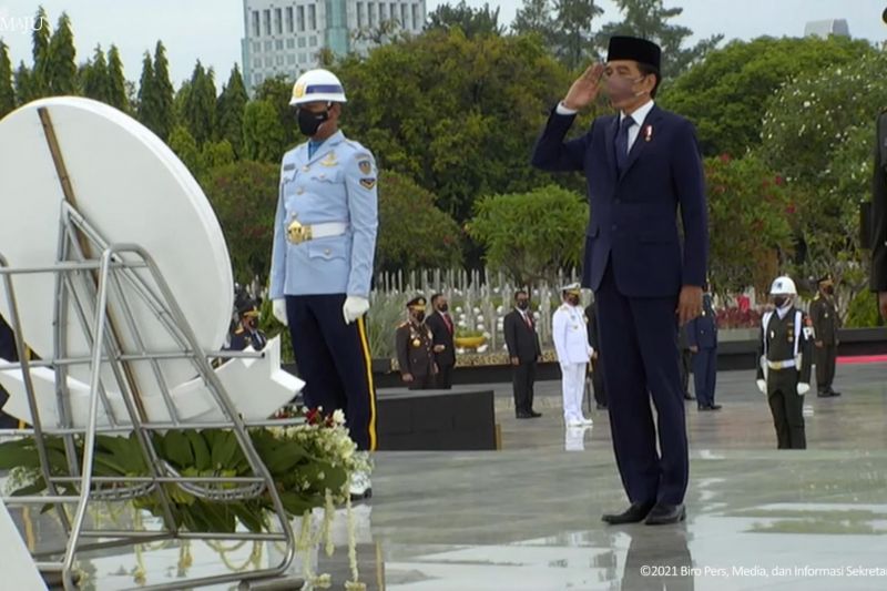 Presiden tabur bunga di makam Habibie hingga pahlawan tidak dikenal