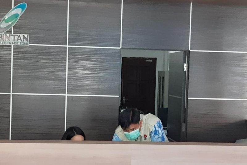 KPK periksa mantan Gubernur Kepri terkait korupsi cukai rokok kawasan