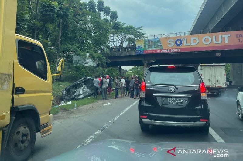 Jasa Marga evakuasi korban kecelakaan Tol Jakarta-Cikampek