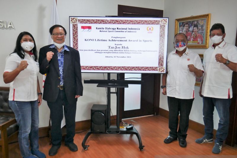 Tan Joe Hok dianugerahi Lifetime Achievement Award dari KONI Pusat