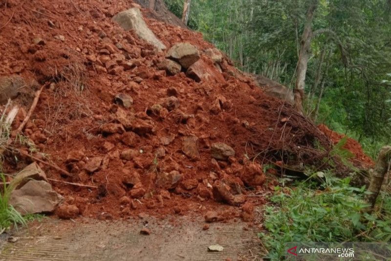 Jalan penghubung antardesa terputus akibat longsor di Cibinong-Cianjur