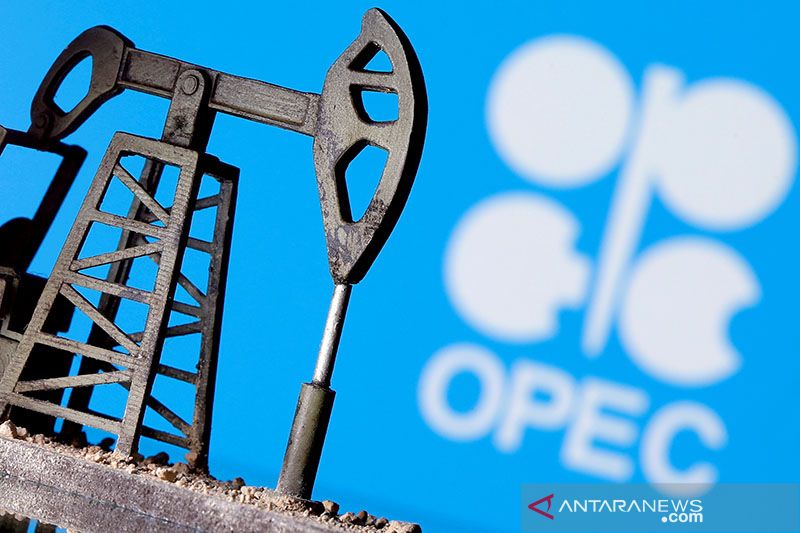 Harga minyak berakhir lebih tinggi setelah berayun liar karena putusan OPEC+
