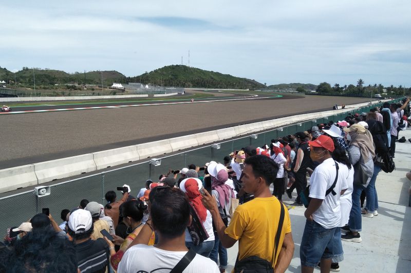 Warga antusias nonton langsung balap IATC di Sirkuit Mandalika