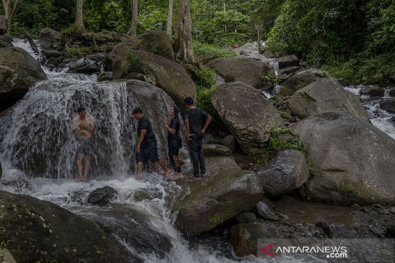 Wisata Pemandian Alam Mantikole