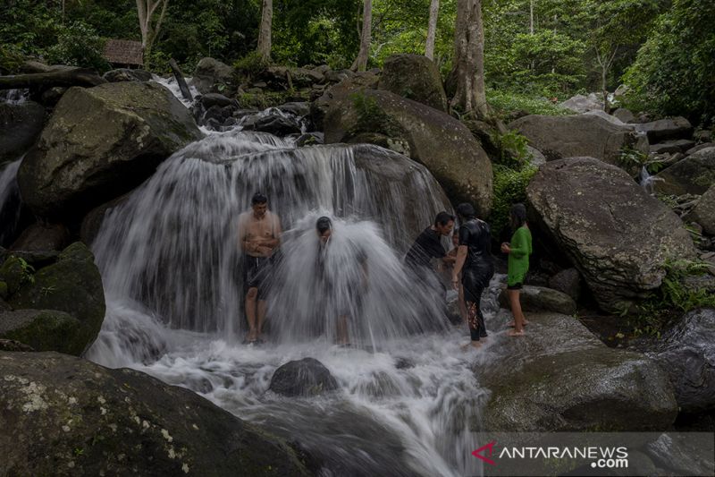 Wisata Pemandian Alam Mantikole