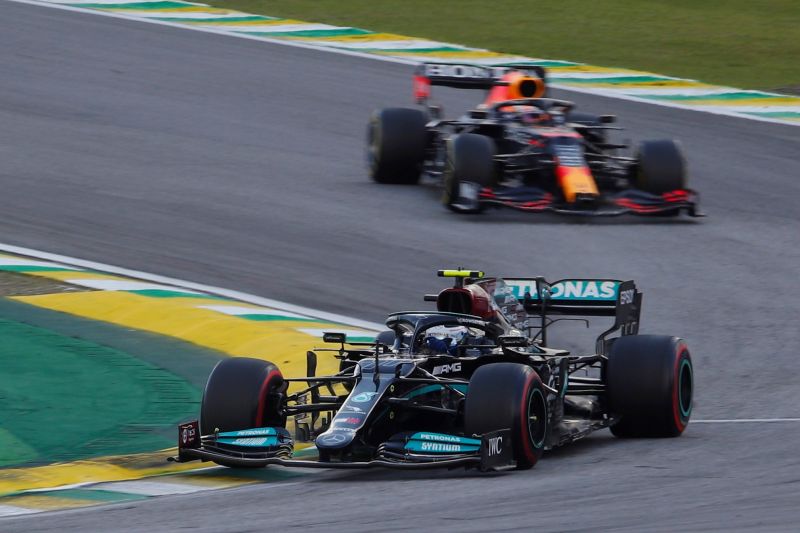 Valtteri Bottas rebut pole, Hamilton siap menyerang di Brazil