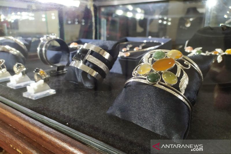 Spektrum - UMKM Bandung ubah batu Rp10 ribu jadi perhiasan koleksi prestisius
