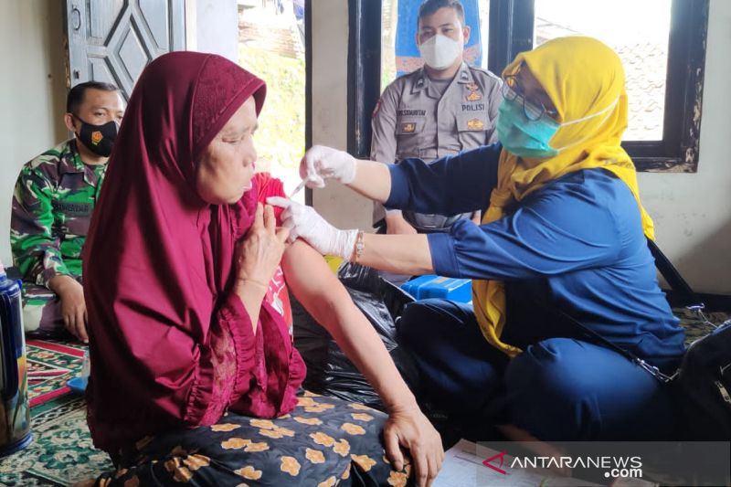 Bupati Garut siapkan hadiah Rp300 juta bagi nakes sukseskan vaksinasi