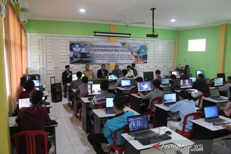 Alumni SMK Sukabumi dapat pelatihan kewirausahaan dari Kemendikbud