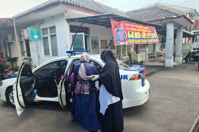 Anggota PJR Tol Palikanci bantu seorang ibu melahirkan di mobil patroli