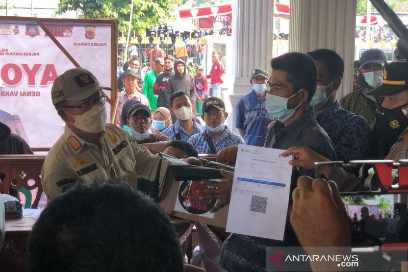 Forkopimda Cianjur beri hadiah peserta gebyar vaksinasi COVID-19