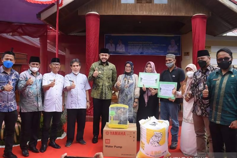 Legislator Sumbar serahkan bantuan KUB dan Alsintan ke Padang Panjang