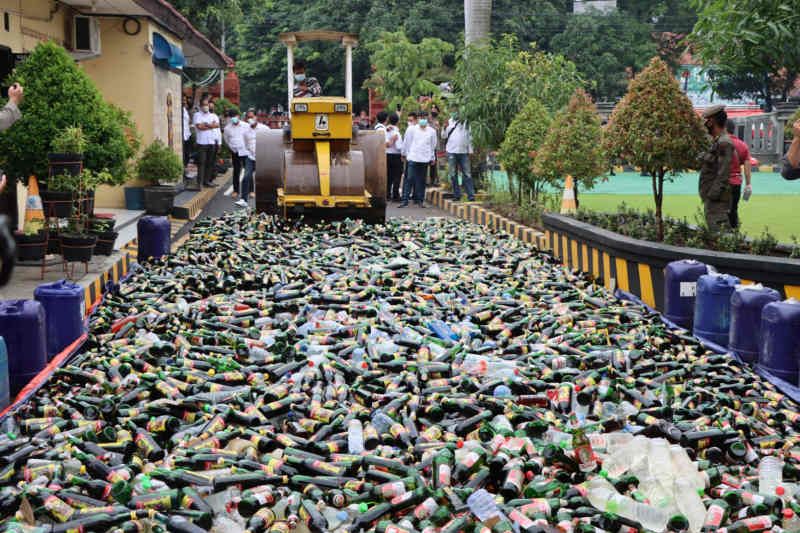 Polresta Cirebon musnahkan ribuan botol miras jelang Pilkades serentak