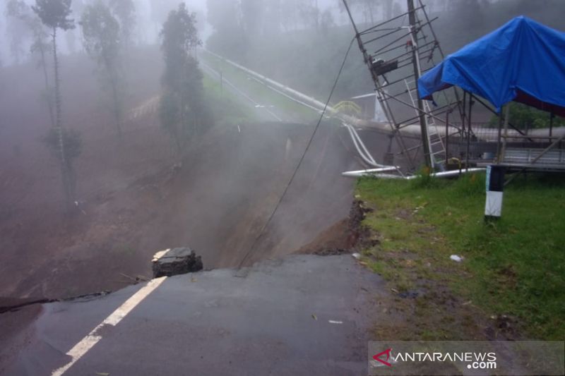 BPBD Garut koordinasikan penanggulangan jalan menuju Kawah Darajat tergerus longsor