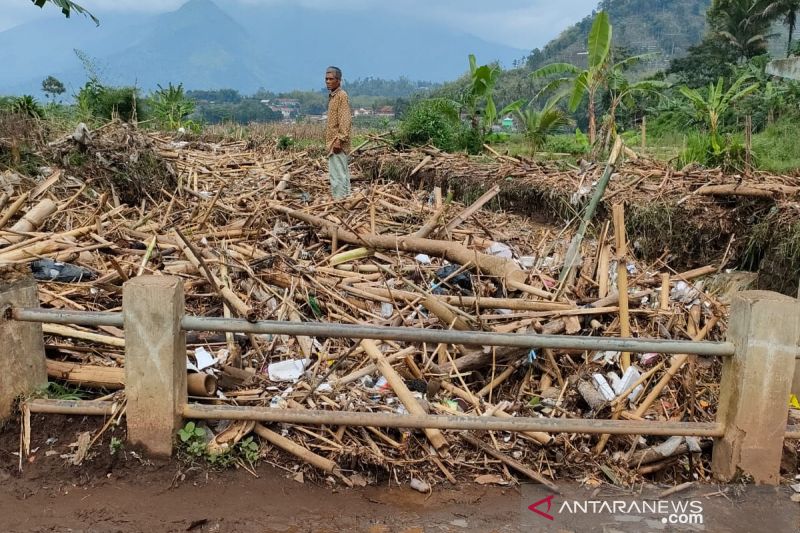 Banjir di Banyuresmi akibat tumpukan sampah sumbat sungai