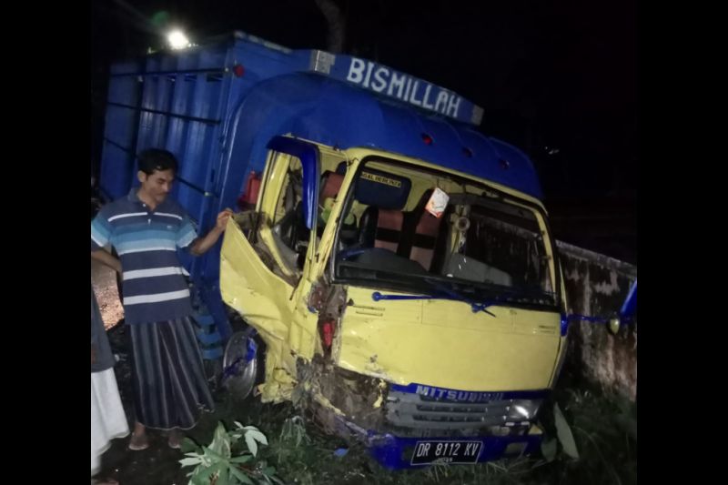 Sopir terjepit, mobil vs truk adu jangkrik di Jalan Raya Kopang Lombok Tengah