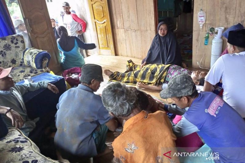 10 warga terluka akibat tertimpa longsoran tanah di Cianjur