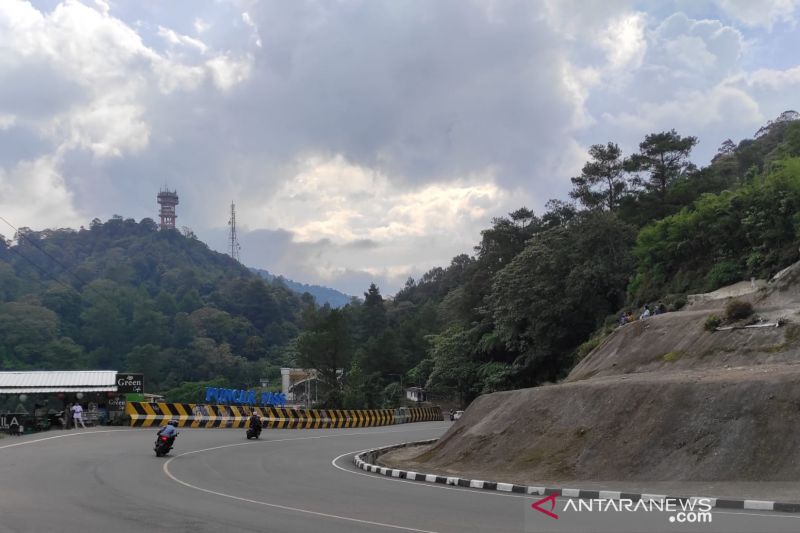 Satlantas ingatkan pengguna jalan hati-hati saat melintas jalur rawan bencana di jalur Cianjur