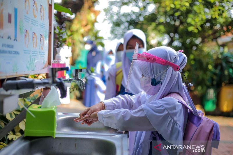 Disdik Kota Bogor semprot disinfektan di klaster SDN Sukadamai 2