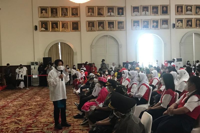 Minister Rismaharani encourages students to fight ignorance, poverty - Vimarsana News