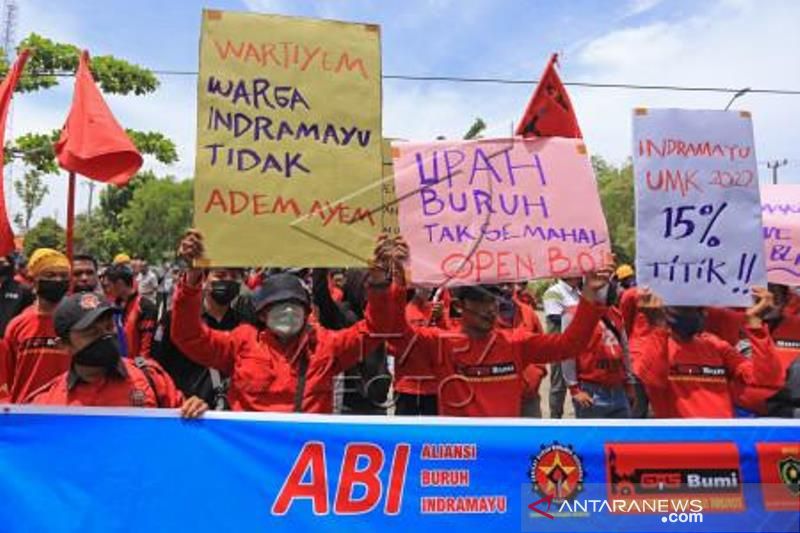 Demo Buruh Tuntut Kenaikan Upah