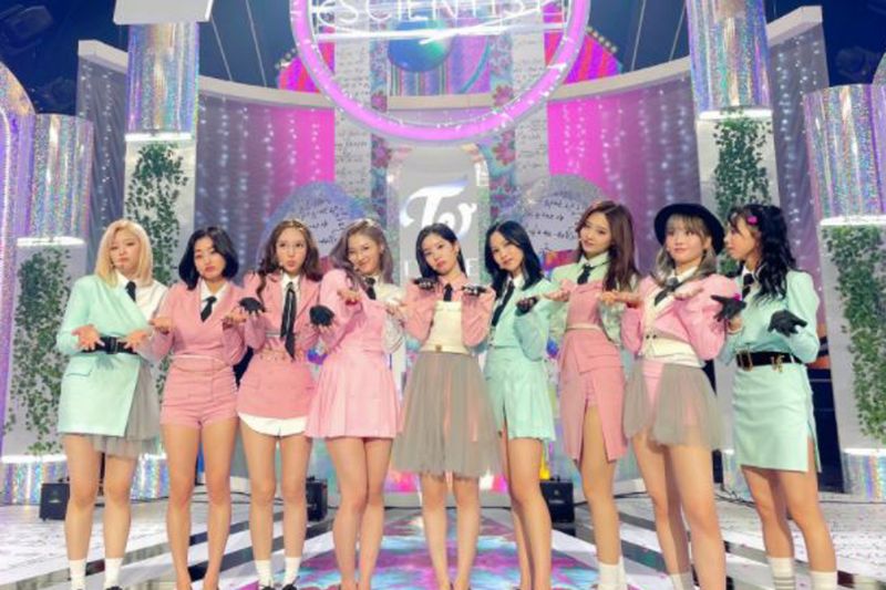 Album terbaru TWICE raih posisi ketiga Billboard 200