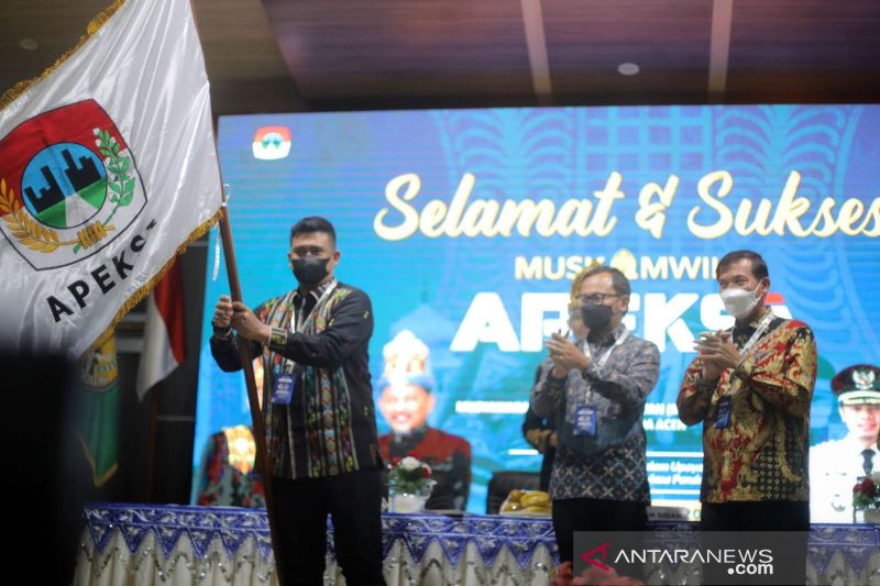 Bima Arya kukuhkan Boby Nasution jadi Ketua Komwil I APEKSI.