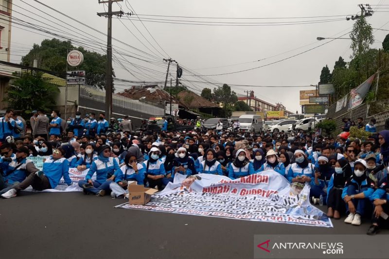 Demo buruh, Polisi alihkan arus kendaraan ke jalur alternatif di kawasan Cipanas