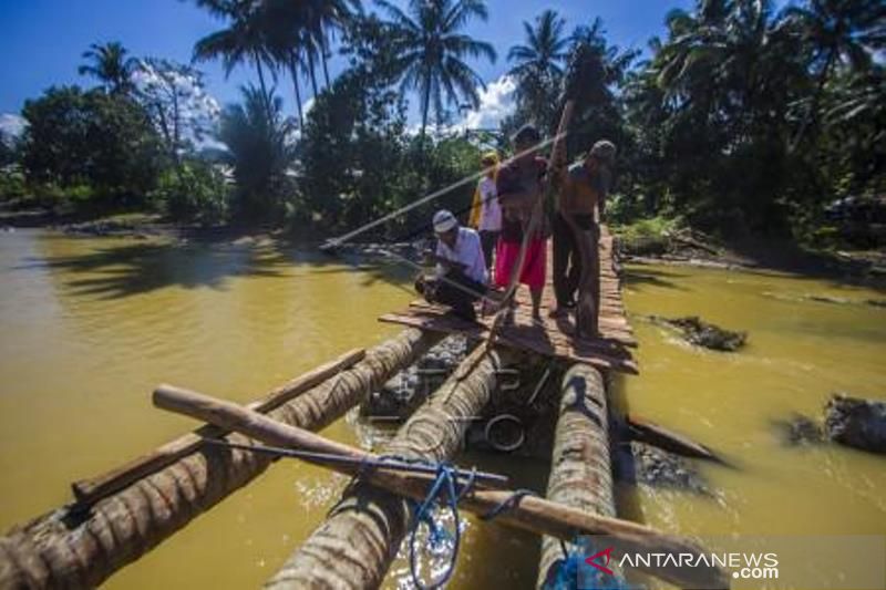 Warga Membuat Jembatan Darurat