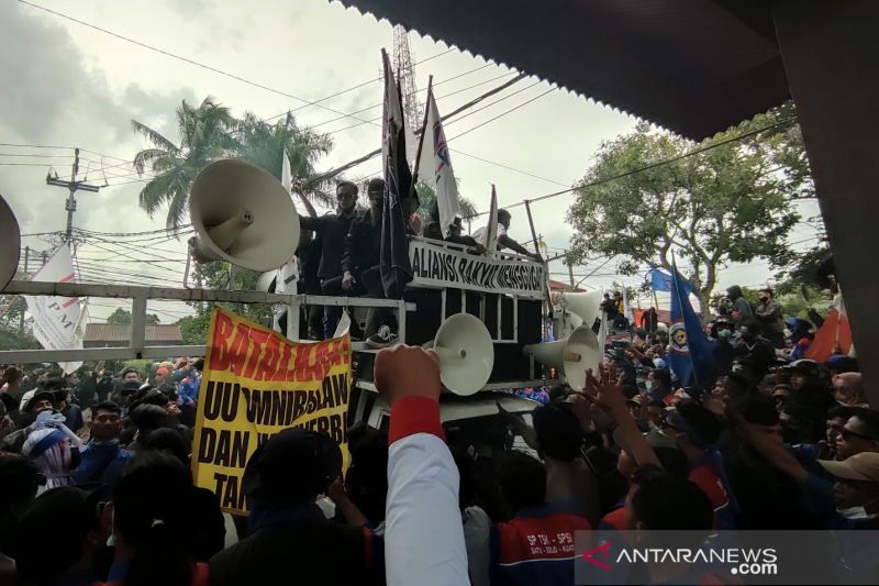 Aksi demo ribuan buruh Cianjur bubar setelah mendapat janji Disnakertrans