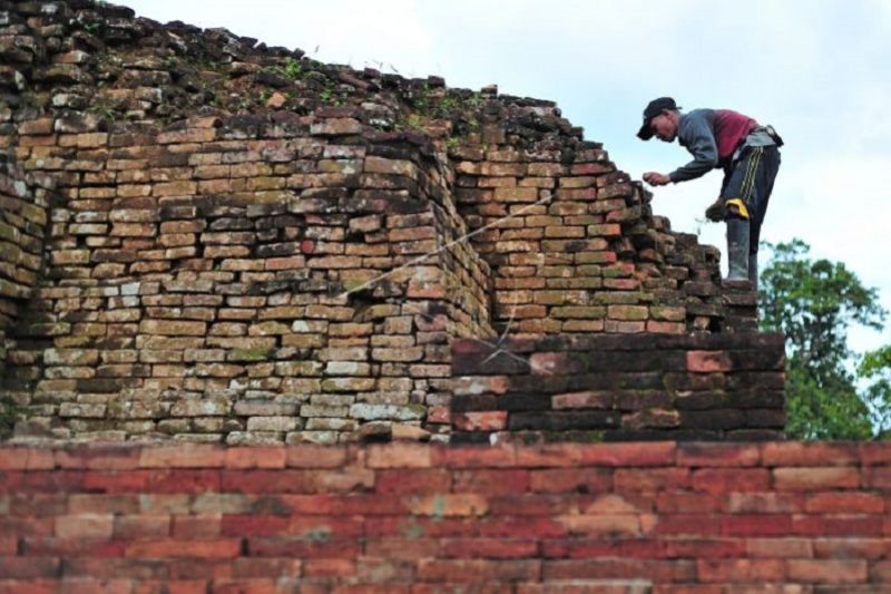 Korban banjir bandang bertahan di tenda darurat