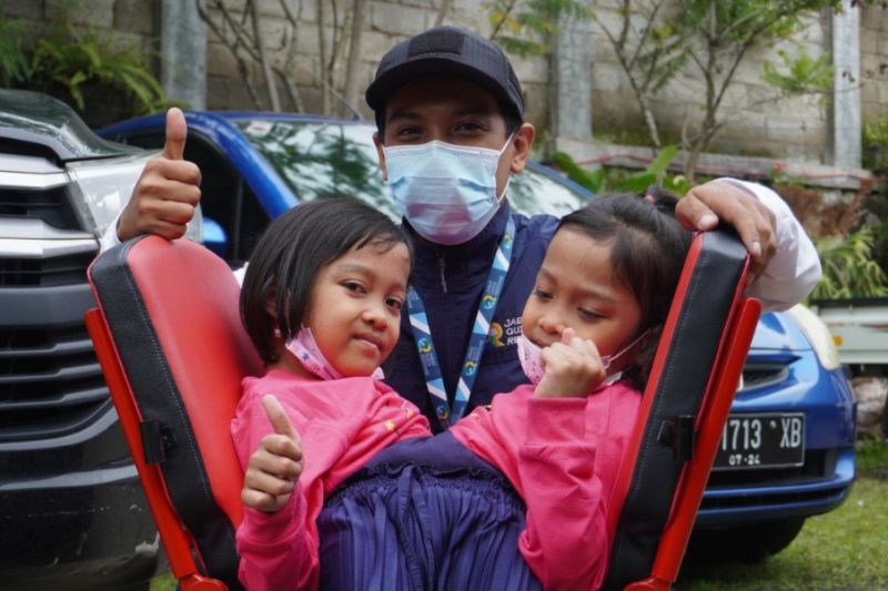 Pemprov Jabar serahkan bantuan kursi roda bagi anak kembar siam Garut