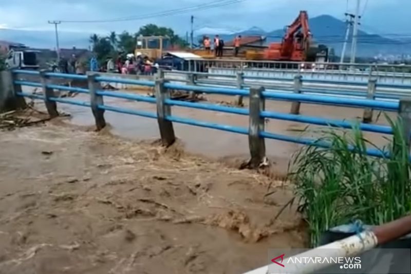 Kereta antarkota tertahan akibat rel tergenang air banjir di Bandung