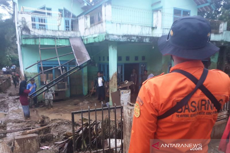 Tim Basarnas siaga bantu warga di lokasi banjir Sukawening Garut