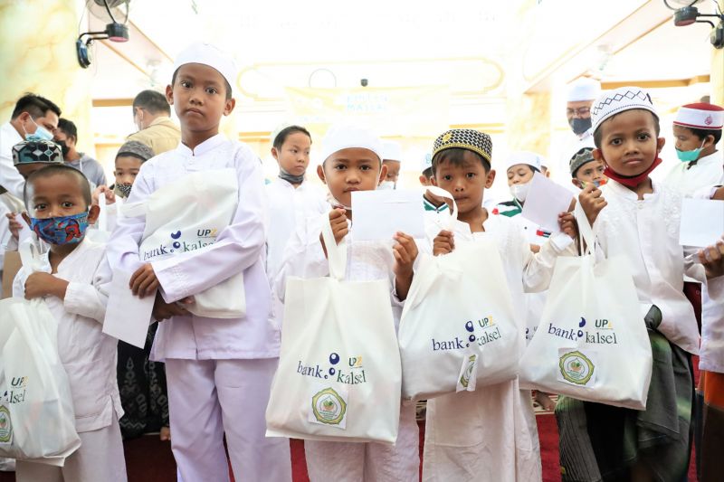 UPZ Bank Kalsel berikan santunan kepada peserta sunatan massal