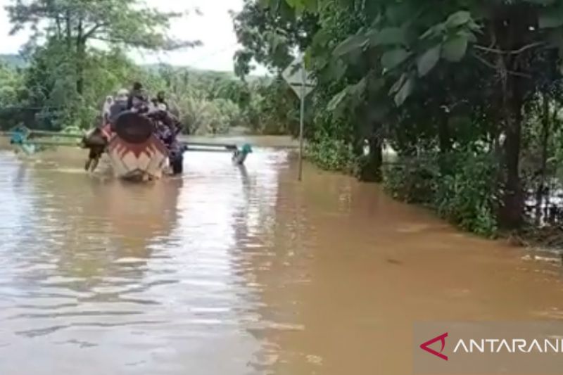 Polres Sukabumi bantu penanggulangan banjir di tiga kampung