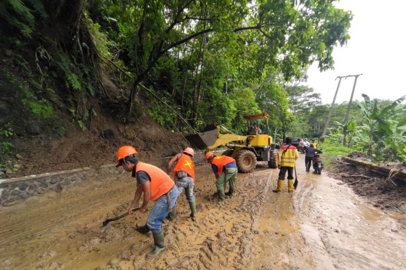 Jalan Bagbagan-Jampangkulon Sukabumi tertimbun longsor