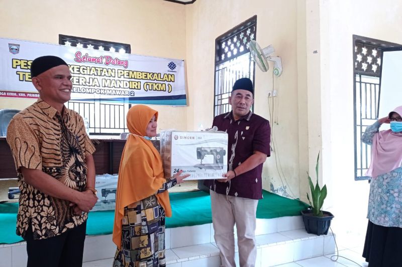 Ciptakan lapangan kerja, anggota DPRD Pasbar berikan mesin jahit dan pembekalan menjahit