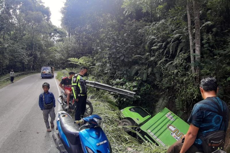 Truk Ekspedisi masuk jurang sedalam enam meter di Jalan Bukittinggi-Medan