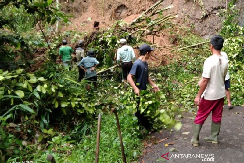 Tanah longsor yang tutup jalan desa di Takokak-Cianjur masih ditangani BPBD