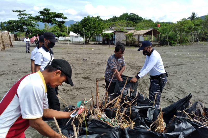 TNI AL Pos Palabuhanratu bersihkan sampah di Pantai Cipatuguran