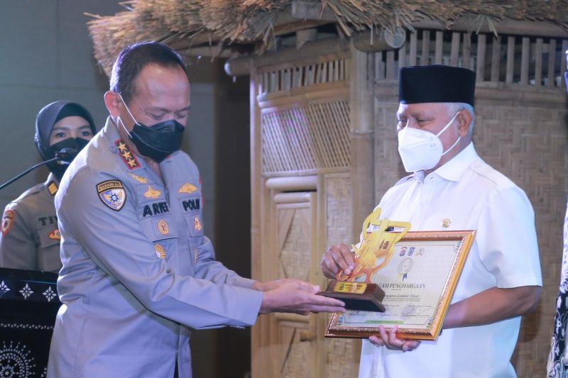 Lombok Timur meraih penghargaan atas capaian vaksinasi COVID-19