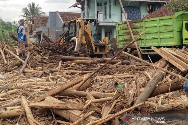 Petugas bersihkan material kayu sisa banjir bandang di Garut